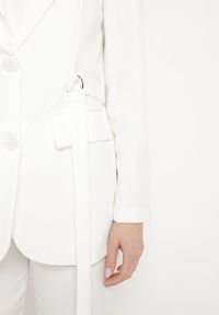 Born2be - Biała Marynarka Jednorzędowa z Ozdobnym Paskiem i Klapami Orianella. Okazja: na spotkanie biznesowe, do pracy. Kolor: biały. Materiał: jeans. Styl: biznesowy, elegancki #3