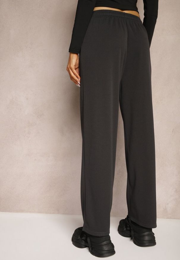 Renee - Ciemnoszare Prążkowane Spodnie Szerokie High Waist z Troczkiem w Pasie Saivine. Okazja: na spotkanie biznesowe, na co dzień. Stan: podwyższony. Kolor: szary. Materiał: prążkowany. Długość: długie. Styl: biznesowy, casual