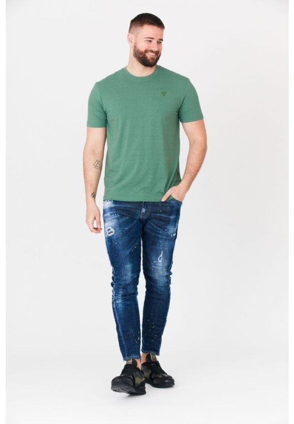 Guess - GUESS Zielony t-shirt męski z trójkątnym logo. Kolor: zielony. Wzór: aplikacja