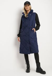 Born2be - Granatowa Pikowana Kamizelka o Długim Kroju ze Stójką i Kieszeniami Avatheia. Okazja: na co dzień. Typ kołnierza: kołnierzyk stójkowy. Kolor: niebieski. Materiał: jeans. Długość: długie. Wzór: aplikacja. Styl: klasyczny, casual, elegancki #2