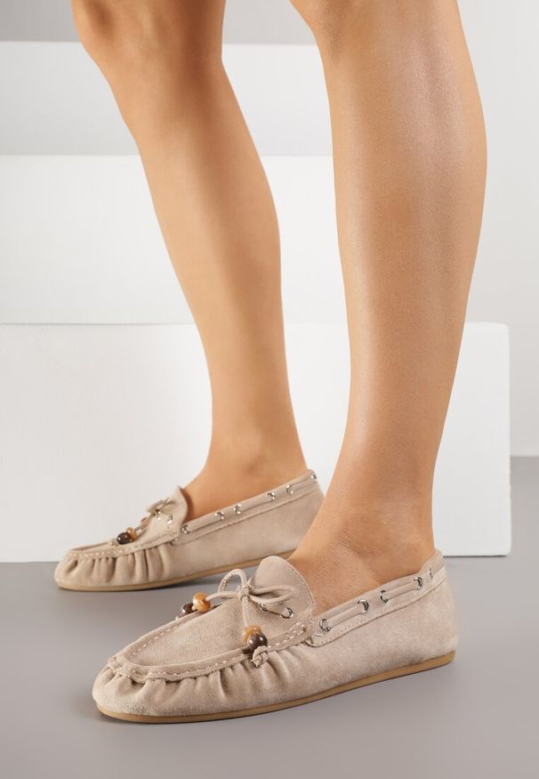 Born2be - Ciemnobeżowe Mokasyny z Ozdobnymi Przeszyciami Koralikami i Kokardą Mountainthorne. Okazja: na co dzień. Kolor: beżowy. Materiał: jeans. Styl: casual, elegancki