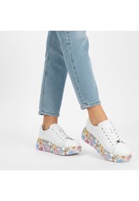 Sneakersy damskie Filippo cholewka ze skóry naturalnej licowej z klasycznym sznurowaniem i delikatną perforacją po bokach, masywna platforma z dekora. Kolor: biały. Materiał: skóra. Szerokość cholewki: normalna. Wzór: kwiaty, nadruk. Obcas: na platformie #1