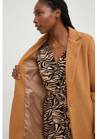 Answear Lab płaszcz damski kolor brązowy przejściowy. Okazja: na co dzień. Kolor: brązowy. Materiał: poliester. Styl: wakacyjny #2