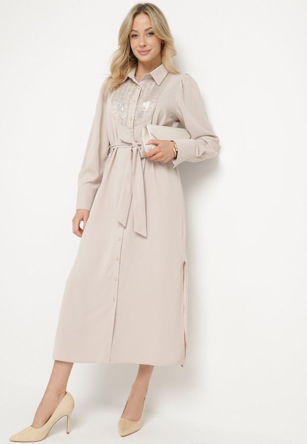 Born2be - Beżowa Sukienka Koszulowa z Paskiem Cekinami i Koralikami Danielis. Okazja: na co dzień. Typ kołnierza: kołnierzyk klasyczny. Kolor: beżowy. Materiał: skóra. Długość rękawa: długi rękaw. Wzór: aplikacja. Typ sukienki: koszulowe. Styl: casual, klasyczny