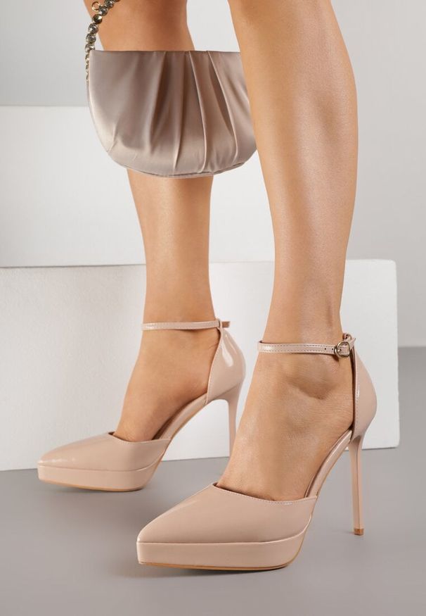 Renee - Beżowe Szpilki Lakierowane z Platformą Nilafera. Okazja: na co dzień. Zapięcie: sprzączka. Kolor: beżowy. Materiał: lakier. Obcas: na platformie. Styl: casual, elegancki