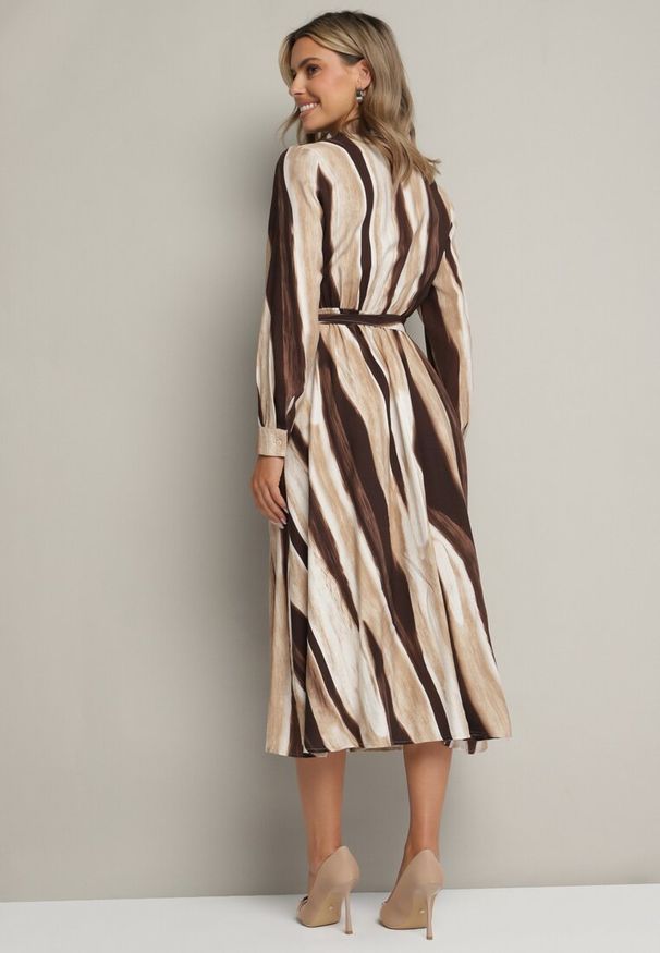 Born2be - Brązowa Sukienka w Abstrakcyjny Wzór o Długim Koszulowym Kroju z Gumką i Paskiem w Talii Neriae. Okazja: na spotkanie biznesowe. Kolor: brązowy. Typ sukienki: koszulowe. Styl: biznesowy