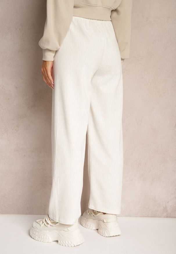 Renee - Jasnobeżowe Spodnie Dresowe Prążkowane o Szerokim Kroju High Waist Iriallia. Okazja: na co dzień. Stan: podwyższony. Kolor: beżowy. Materiał: prążkowany, dresówka. Styl: casual, elegancki