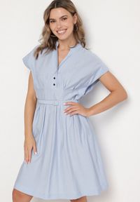 Born2be - Niebieska Sukienka z Wiskozy o Rozkloszowanym Kroju z Paskiem Sepina. Okazja: na co dzień. Typ kołnierza: dekolt w serek. Kolor: niebieski. Materiał: wiskoza. Długość rękawa: krótki rękaw. Wzór: aplikacja. Sezon: lato. Styl: elegancki, casual, klasyczny #1