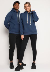 Born2be - Granatowa Bluza z Bawełną Wykończona Kapturem Kangurową Kieszenią i Polarem Padela. Okazja: do pracy, na co dzień. Typ kołnierza: kaptur. Kolor: niebieski. Materiał: bawełna, polar. Długość rękawa: długi rękaw. Długość: długie. Styl: sportowy, casual, klasyczny #6
