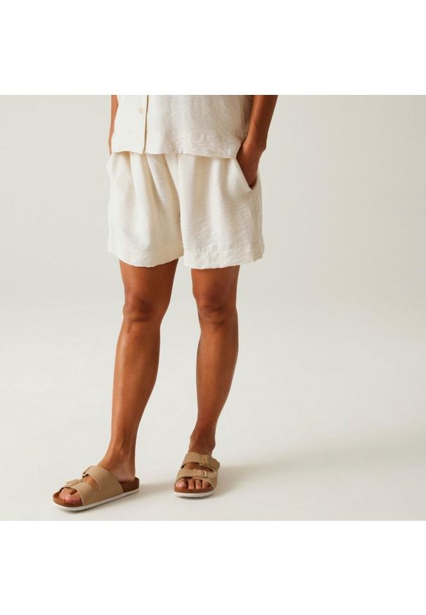 Regatta - Spodenki turystyczne damskie Salise. Kolor: biały. Materiał: tkanina, len. Sport: turystyka piesza