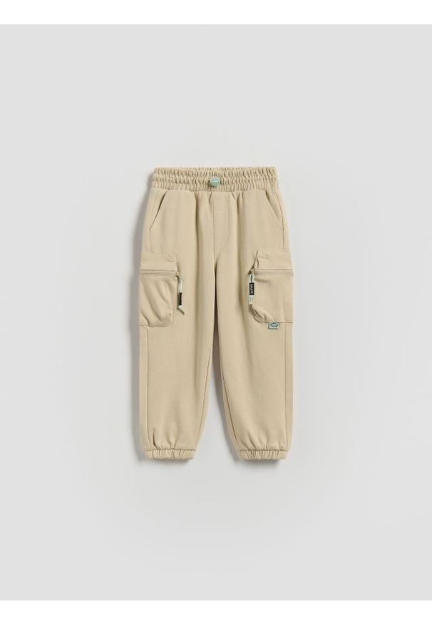 Reserved - Bawełniane joggery cargo - beżowy. Kolor: beżowy. Materiał: bawełna