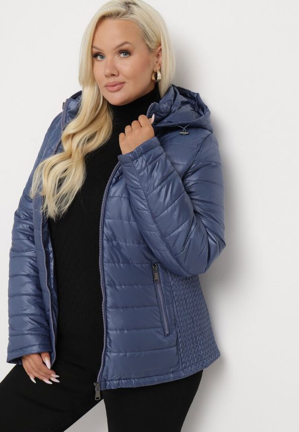 Born2be - Granatowa Pikowana Kurtka z Opinanym Kapturem i Wstawkami z Gumek Terilinde. Okazja: na co dzień. Kolor: niebieski. Styl: elegancki, casual