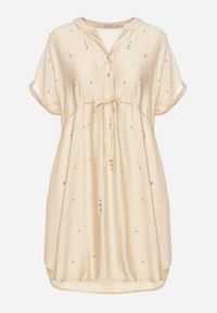 Born2be - Beżowa Pudełkowa Sukienka ze Ściągaczem w Talii Zdobiona Cyrkoniami Pilefia. Typ kołnierza: dekolt w kształcie V. Kolor: beżowy. Długość rękawa: krótki rękaw. Wzór: aplikacja. Styl: elegancki #5