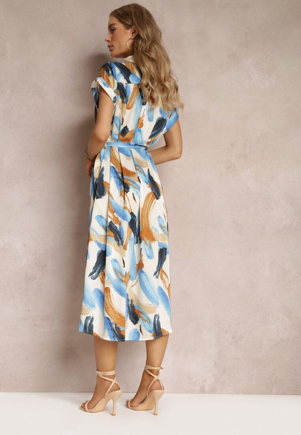 Renee - Niebieska Wzorzysta Sukienka Midi z Kołnierzem i Materiałowym Paskiem Jenica. Kolor: niebieski. Materiał: materiał. Długość rękawa: krótki rękaw. Typ sukienki: koszulowe. Długość: midi