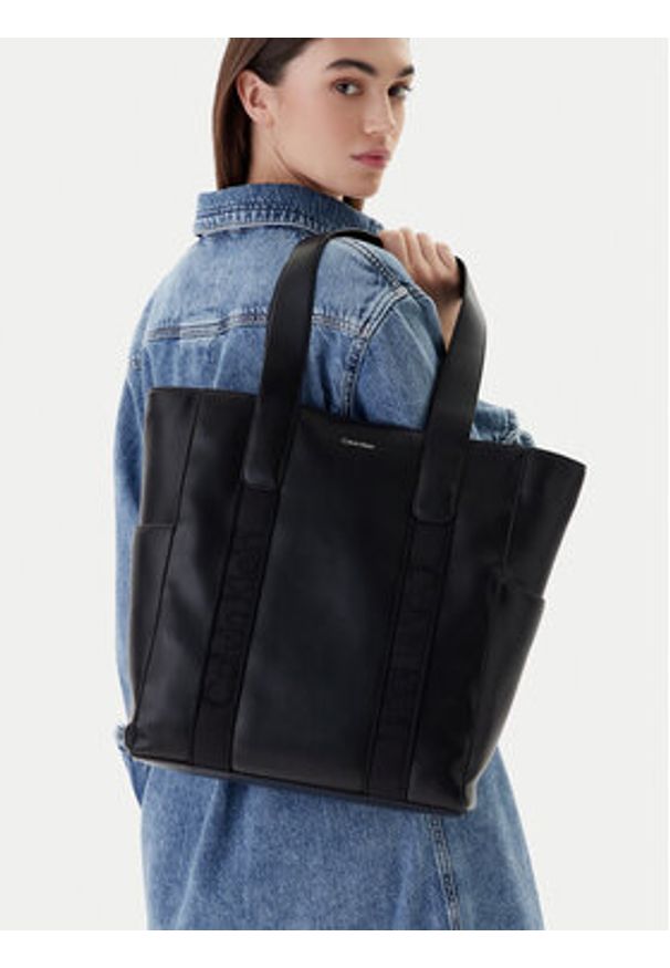 Calvin Klein Torebka Webbing Strap Tote LV04F3289G Czarny. Kolor: czarny. Materiał: skórzane