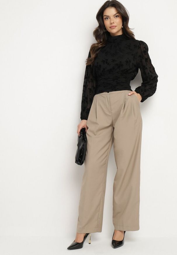 Born2be - Beżowe Szerokie Spodnie Garniturowe High Waist Nalinas. Okazja: do pracy. Stan: podwyższony. Kolor: beżowy. Wzór: aplikacja. Styl: klasyczny, elegancki