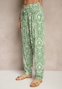 Renee - Ciemnozielone Wiskozowe Spodnie High Waist Zdobione Ornamentalnym Printem Jenavitha. Stan: podwyższony. Kolor: zielony. Materiał: wiskoza. Wzór: aplikacja, nadruk. Sezon: lato, wiosna. Styl: klasyczny, elegancki #3