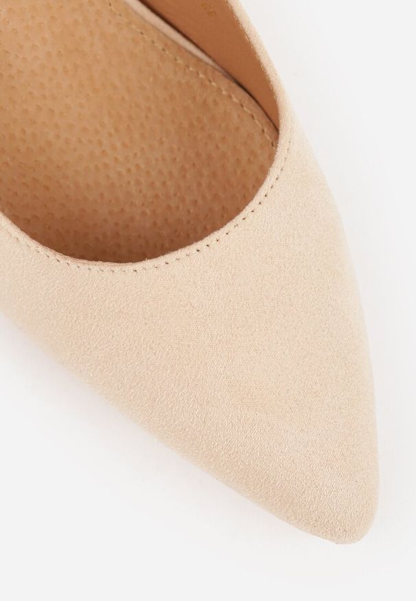 Renee - Beżowe Sandały Vices na Słupku ze Skórzaną Wkładką i Metaliczną Wstawką Sesoria. Okazja: na co dzień, na spotkanie biznesowe, do pracy. Nosek buta: szpiczasty. Zapięcie: sprzączka. Kolor: beżowy. Materiał: skóra. Obcas: na słupku. Styl: biznesowy, elegancki, casual, klasyczny, wizytowy. Wysokość obcasa: średni