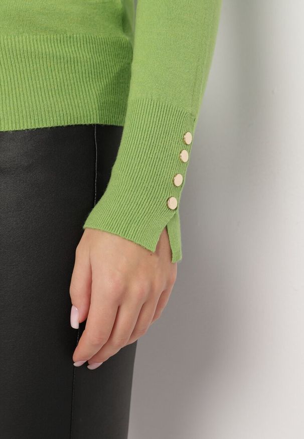 Born2be - Zielony Sweter Półgolf Ozdobiony Guzikami przy Rękawach Delianor. Okazja: na co dzień, na spotkanie biznesowe. Kolor: zielony. Materiał: jeans. Długość rękawa: długi rękaw. Długość: długie. Wzór: aplikacja. Sezon: jesień. Styl: biznesowy, klasyczny, elegancki, casual