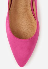 Renee - Fuksjowe Sandały Vices na Słupku ze Skórzaną Wkładką i Metaliczną Wstawką Sesoria. Okazja: do pracy, na co dzień, na spotkanie biznesowe. Nosek buta: szpiczasty. Zapięcie: sprzączka. Kolor: różowy. Materiał: skóra. Obcas: na słupku. Styl: klasyczny, biznesowy, elegancki, casual, wizytowy. Wysokość obcasa: średni #5