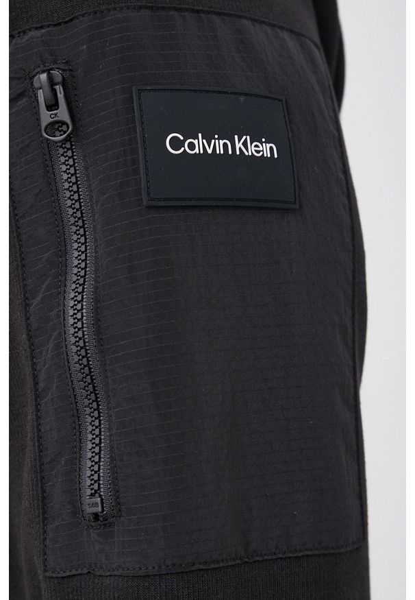 Calvin Klein - Bluza. Okazja: na co dzień. Kolor: czarny. Materiał: dzianina. Długość: krótkie. Wzór: gładki. Styl: casual