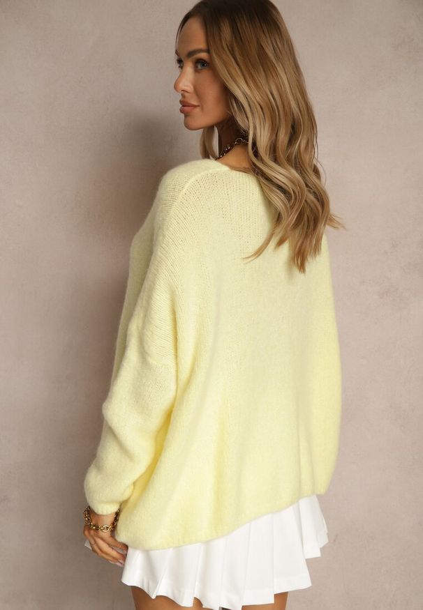 Renee - Żółty Kardigan z Wełną i Moherem o Klasycznym Kroju z Dekoltem w Serek Avelmio. Okazja: na co dzień, na randkę, na spacer. Typ kołnierza: dekolt w serek. Kolor: żółty. Materiał: wełna, moher. Długość rękawa: długi rękaw. Długość: długie. Styl: klasyczny