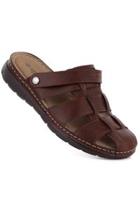 Klapki męskie zabudowane z paskiem brązowe Unisoft 9924. Kolor: brązowy. Materiał: skóra ekologiczna. Styl: klasyczny #1
