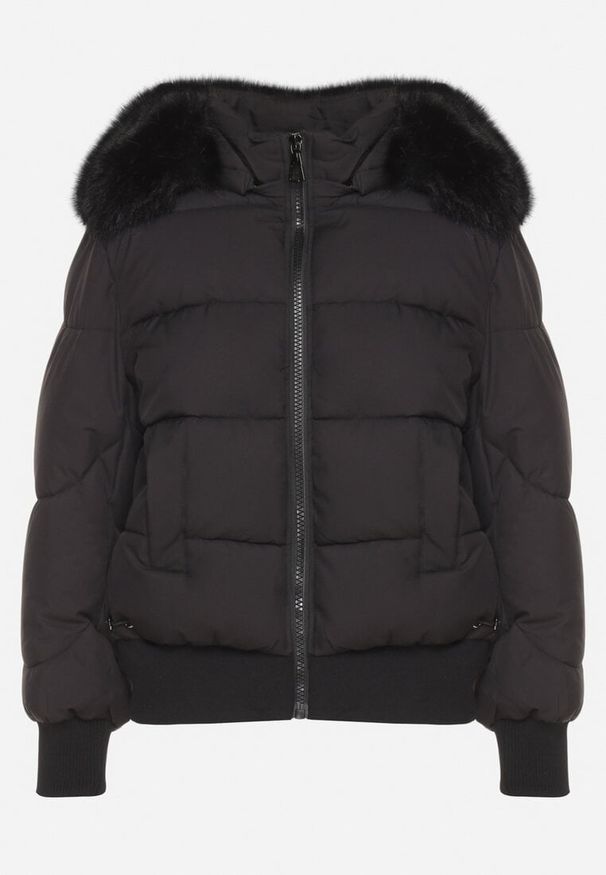 Born2be - Czarna Pikowana Kurtka z Szerokimi Ściągaczami i Ozdobnym Futrem przy Kapturze Inandria. Okazja: na co dzień, do pracy, na spotkanie biznesowe. Kolor: czarny. Materiał: futro. Długość rękawa: długi rękaw. Długość: długie. Styl: biznesowy, klasyczny, casual, elegancki