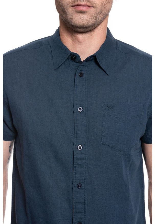 Wrangler - WRANGLER SS 1 PKT SHIRT MĘSKA KOSZULA KRÓTKI RĘKAW NAVY W5J1LO114 112130169. Długość rękawa: krótki rękaw. Długość: krótkie