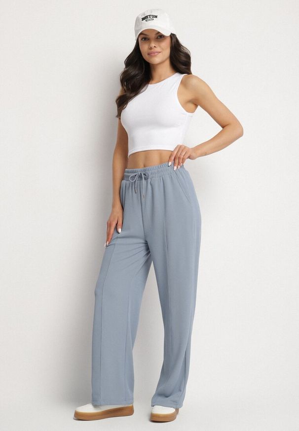 Born2be - Niebieskie Szerokie Spodnie z Wysokim Stanem i Wiązaniem Deannie. Okazja: na co dzień, na spotkanie biznesowe. Stan: podwyższony. Kolor: niebieski. Materiał: guma. Styl: klasyczny, casual, elegancki, biznesowy