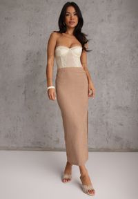 Renee - Ciemnobeżowa Teksturowana Spódnica Ołówkowa z Rozcięciem z Boku Piremilia. Okazja: na co dzień, na spacer. Kolor: beżowy. Materiał: tkanina. Styl: elegancki, casual #1