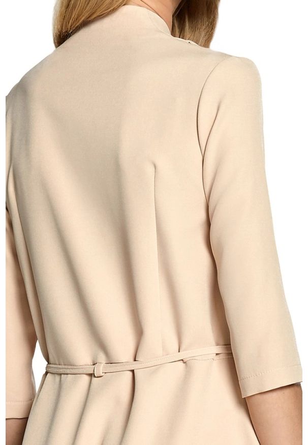 Sukienki.shop - Sukienka trapezowa kopertowa z paskiem i kieszeniami beżowa. Okazja: do pracy, na co dzień, na spotkanie biznesowe. Typ kołnierza: dekolt w kształcie V, dekolt kopertowy. Kolor: beżowy. Wzór: gładki. Typ sukienki: trapezowe, kopertowe. Materiał: elastan, tkanina. Sezon: jesień, wiosna, lato. Styl: elegancki, biznesowy, klasyczny, casual. Długość: midi