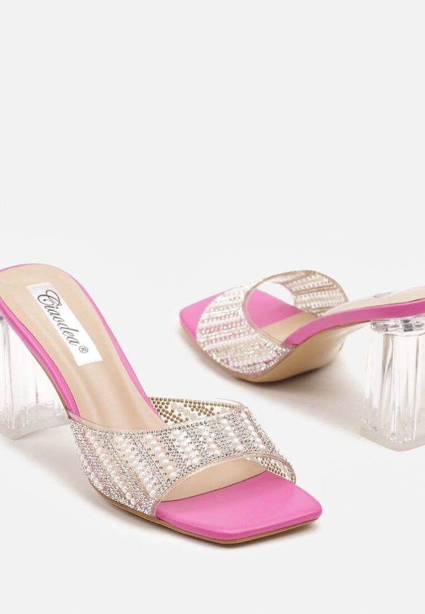 Renee - Fuksjowe Klapki z Perłami na Transparentnym Obcasie Typu Słupek Grelreia. Kolor: różowy. Materiał: jeans. Wzór: aplikacja. Obcas: na obcasie. Styl: elegancki, wizytowy. Wysokość obcasa: średni