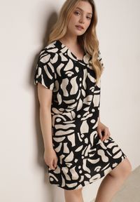 Born2be - Czarna Pudełkowa Sukienka z Wiskozy z Dekoltem w Serek w Abstrakcyjny Wzór Cresom. Okazja: na co dzień. Typ kołnierza: dekolt w serek. Kolekcja: plus size. Kolor: czarny. Materiał: wiskoza. Sezon: lato. Typ sukienki: proste, dla puszystych. Styl: casual #2