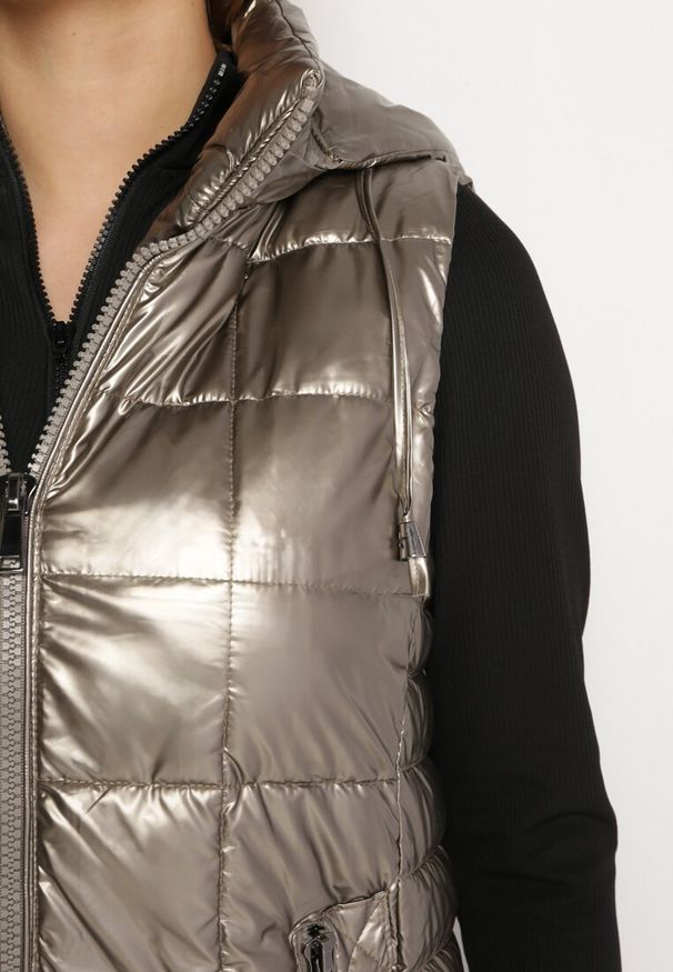 Born2be - Złota Kamizelka z Wypukłym Pikowaniem Kapturem i Lakierowanym Efektem Damess. Kolor: złoty. Materiał: lakier. Długość: długie. Wzór: aplikacja