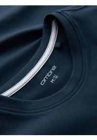 Ombre Clothing - Koszulka męska SLIM FIT z okrągłym dekoltem i logotypem – granatowa V2 - Rozmiar: M. Okazja: na co dzień. Kolor: niebieski. Materiał: bawełna, elastan, jersey, dzianina. Wzór: nadruk. Styl: casual