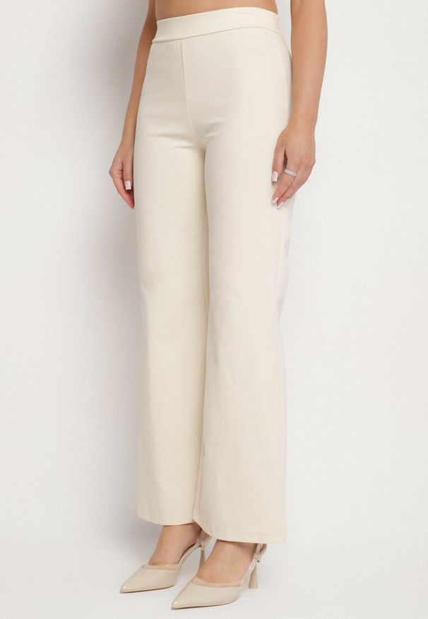 Born2be - Beżowy Komplet Top z Baskinką i Ozdobnymi Guzikami i Szerokie Spodnie Palesia. Kolor: beżowy