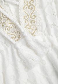 Renee - Biała Sukienka z Koronką i Dodatkiem Bawełny Wykończona Wiązaniem i Gumką w Talii Jasevia. Okazja: na co dzień. Kolor: biały. Materiał: bawełna, koronka. Wzór: koronka. Styl: casual #6