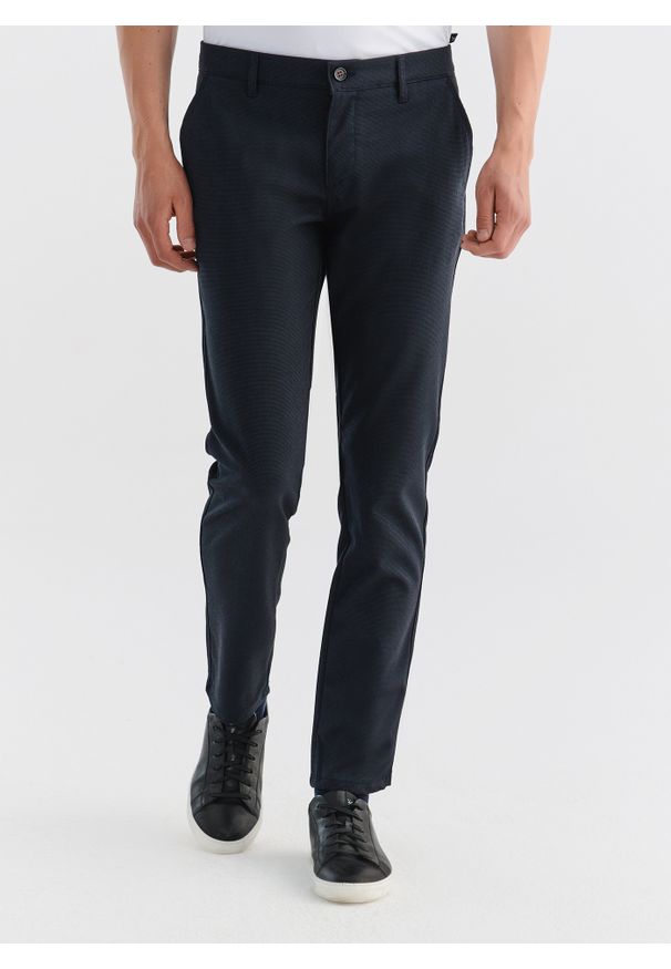 Pako Lorente - PAKO LORENTE – Spodnie męskie granatowe P000B-WX-215-G-S. Okazja: na co dzień. Kolor: niebieski. Materiał: poliester, elastan, wiskoza. Wzór: gładki. Styl: casual