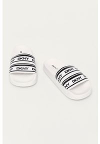 DKNY - Dkny Klapki damskie kolor biały. Kolor: biały. Materiał: materiał, guma. Obcas: na obcasie. Wysokość obcasa: niski