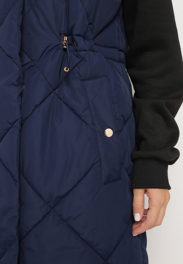 Born2be - Granatowa Pikowana Kamizelka o Długim Kroju ze Stójką i Kieszeniami Avatheia. Okazja: na co dzień. Typ kołnierza: kołnierzyk stójkowy. Kolor: niebieski. Materiał: jeans. Długość: długie. Wzór: aplikacja. Styl: elegancki, klasyczny, casual