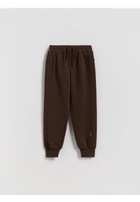 Reserved - Bawełniane joggery z meszkiem - ciemnobrązowy. Kolor: brązowy. Materiał: bawełna