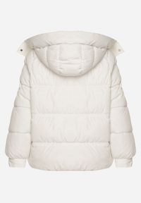 Born2be - Biała Kurtka Puffer o Fasonie Oversize z Kapturem i Naszywką Azirva. Okazja: na co dzień. Typ kołnierza: kaptur. Kolor: biały. Materiał: dzianina. Wzór: aplikacja. Styl: casual, sportowy #5