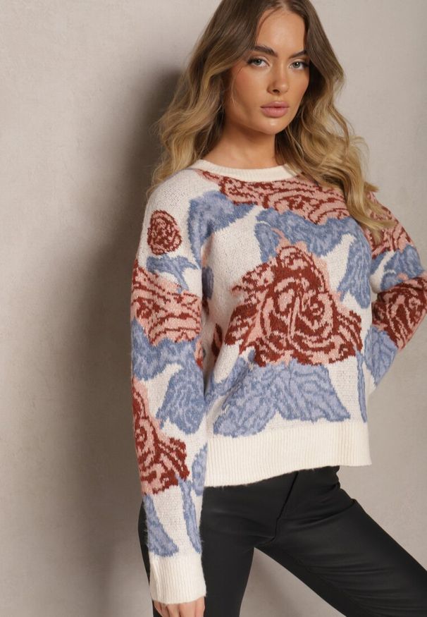 Renee - Jasnobeżowy Pudełkowy Sweter w Rustykalnym Stylu z Metaliczną Nicią i Abstrakcyjnym Wzorem Savelie. Okazja: do pracy. Kolor: beżowy. Materiał: jeans. Długość rękawa: długi rękaw. Długość: długie. Styl: klasyczny, elegancki