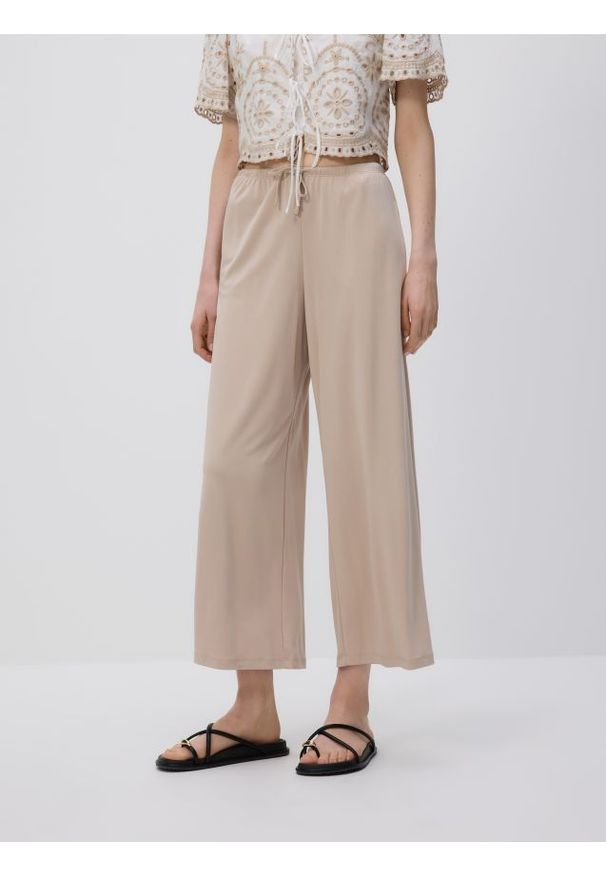 Reserved - Szerokie spodnie z modalem - beżowy. Kolor: beżowy. Materiał: dzianina