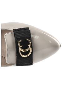 Beżowe Czółenka Karino Damskie Eleganckie Półbuty. Okazja: do pracy, na co dzień, na spotkanie biznesowe. Kolor: beżowy. Materiał: skóra, lakier. Wzór: aplikacja. Obcas: na obcasie. Styl: elegancki. Wysokość obcasa: niski #3