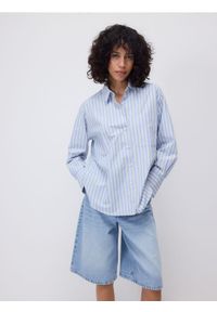 Reserved - Koszula w paski - jasnoniebieski. Kolor: niebieski. Materiał: bawełna, tkanina. Wzór: paski #1
