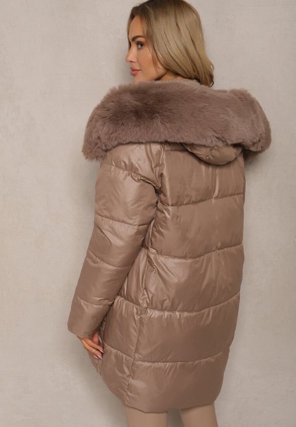 Renee - Ciemnobeżowa Pudełkowa Kurtka Pikowana Ozdobiona Odpinanym Futerkiem i Suwakiem Hedizelle. Okazja: na spacer, na co dzień. Kolor: beżowy. Materiał: futro. Wzór: aplikacja. Sezon: zima. Styl: wizytowy, casual, elegancki