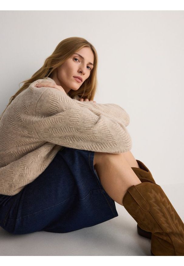Reserved - Sweter o strukturalnym splocie z wełną - beżowy. Kolor: beżowy. Materiał: wełna. Wzór: ze splotem