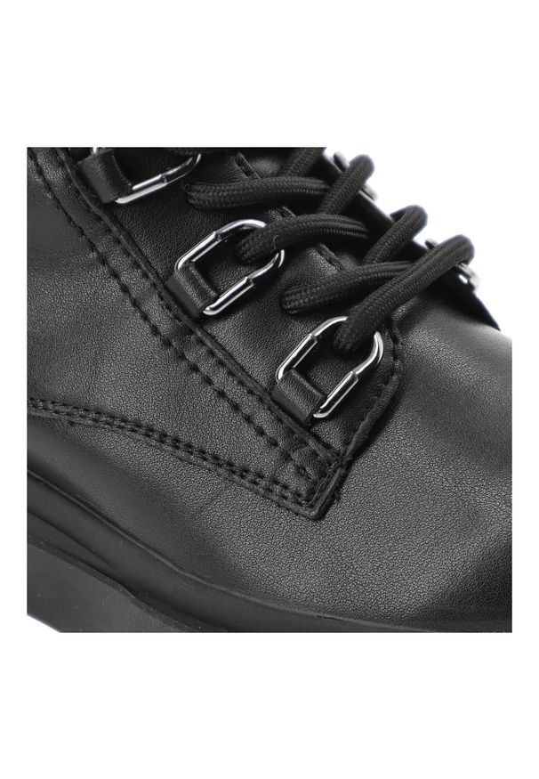 Czarne Botki Filippo Modne Buty Damskie. Okazja: na co dzień. Zapięcie: sznurówki. Kolor: czarny. Materiał: skóra. Wzór: aplikacja. Styl: casual, rockowy, klasyczny